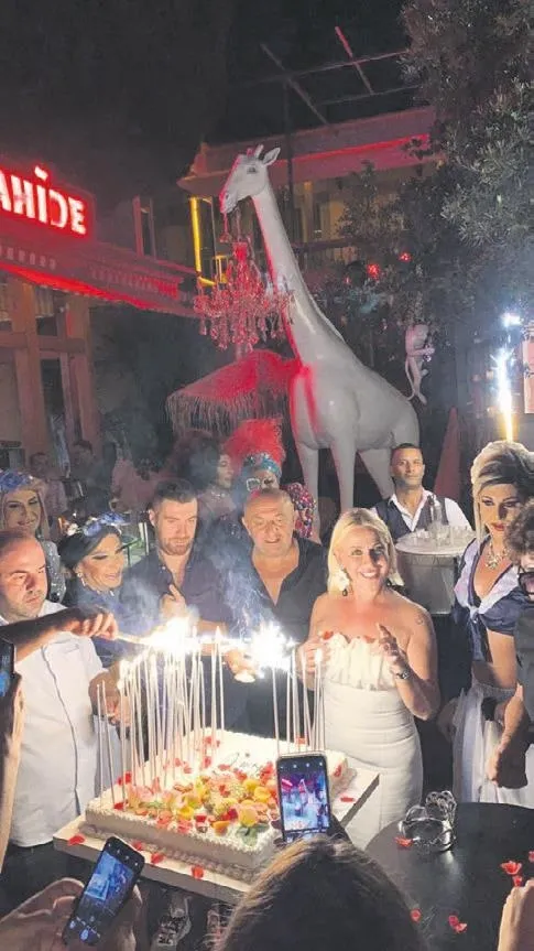 Sinan Engin'den eşi Ayşe Engin'e görkemli kutlama