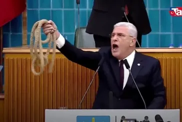 Müsavat Dervişoğlu kürsüden urgan attı