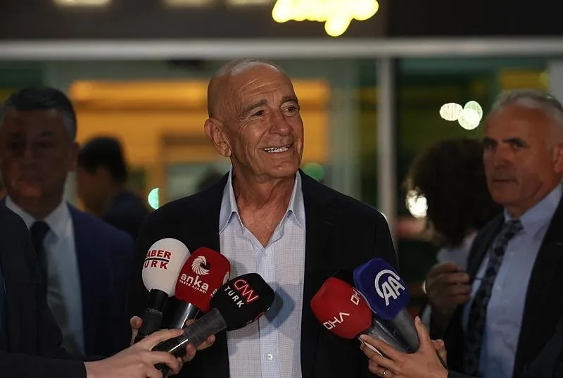 ABD'nin yeni Ankara Büyükelçisi olarak atanan Thomas Barrack, Ankara Esenboğa Havalimanı'na indi. Barrack, havalimanı çıkışında basın mensuplarına açıklama yaptı. (AA)