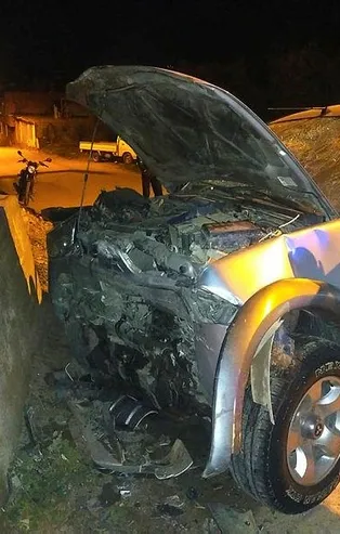 Bursa İznik'te virajı alamayan araç duvara çarptı: 5 kişi yaralandı...