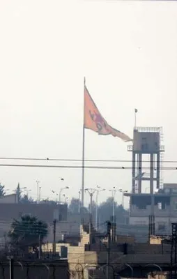 Türkiye sınırına terör paçavraları asıldı