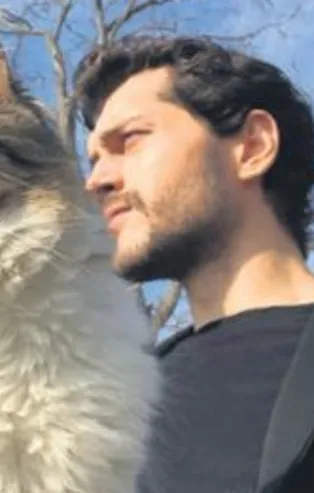 Yakışıklı oyuncu Alperen Duymaz'ın kedili paylaşımına beğeni yağdı