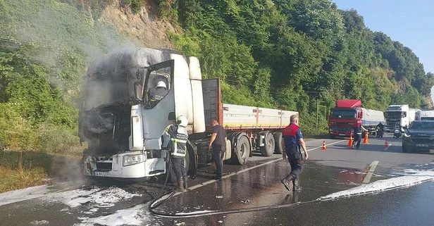 Zonguldak'ta korku dolu anlar: Alev alev yanana tırdan son anda kurtuldu