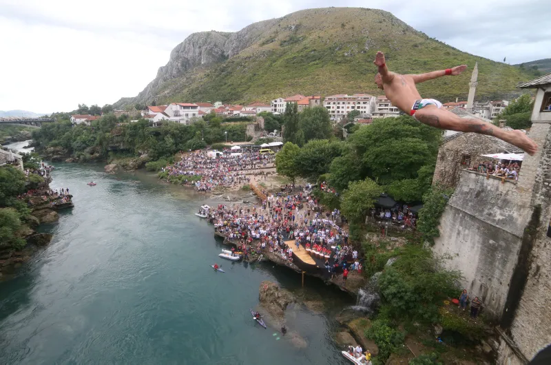  Bosna Hersek'teki Mostar Köprüsü'nde nefes kesen anlar!  - 8