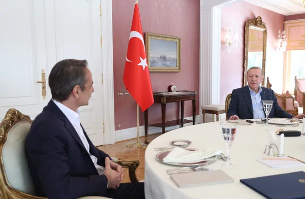 yunan-basbakan-kiryakos-micotakisin-ziyareti-cok-konusuldu-leblebi-helvasi-yunanistanda-en-cok-merak-edilen-ta-1647324056949.jpg Yunan Başbakan Kiryakos Miçotakis'in ziyareti çok konuşuldu: Leblebi helvası Yunanistan'da en çok merak edilen tarif-3