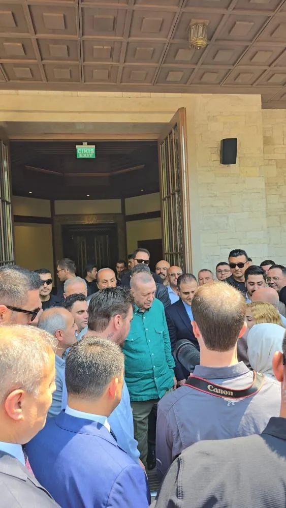 baskan-erdogan-cuma-namazini-mugla-millet-camiinde-kildi-1724423666711.jpeg Başkan Recep Tayyip Erdoğan vatandaşlarla hatıra fotoğrafı çektirdi