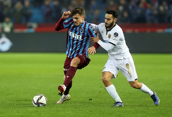 trabzonsporda-abdullah-avcinin-kontenjan-plani-dorukhan-tokoze-ozel-gorev-1641726438311.jpg Trabzonspor'da Abdullah Avcı'nın kontenjan planı! Dorukhan Toköz'e özel görev-5