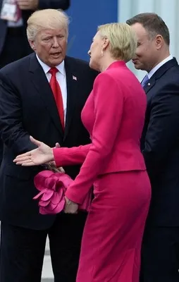 Trump'tan bir tokalaşma krizi daha