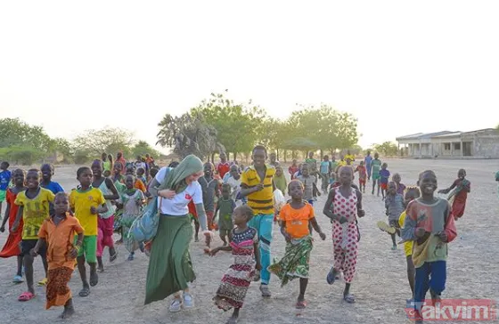 Gamze Özçelik'in paylaşımına beğeni yağmuru: Soran olursa Tanzanya'da kankasıyla baklava yiyor deyin - 8