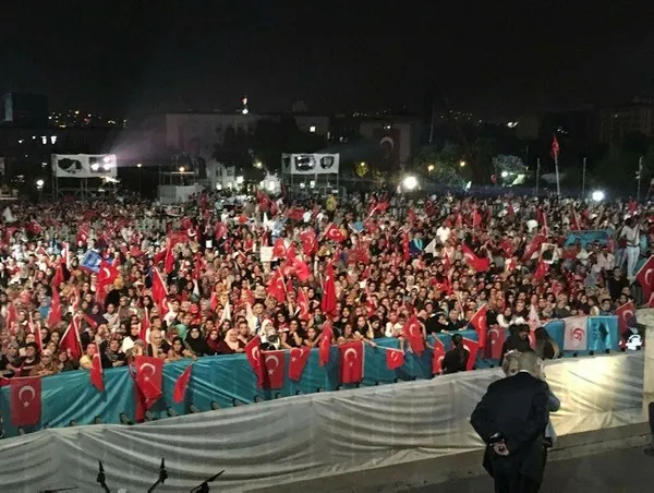 Vatandaşlar Meclis önünde toplandı-2