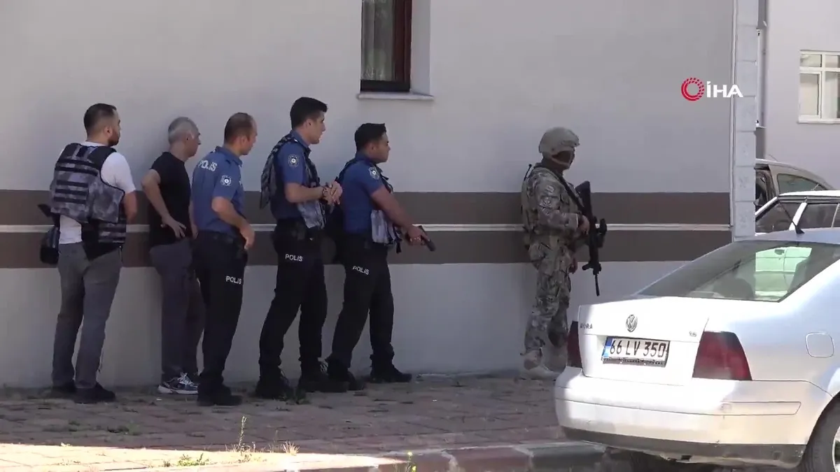 Polisi şehit etti, annesini rehin aldı: Silahlı saldırgan öldürülerek etkisiz hale getirildi
