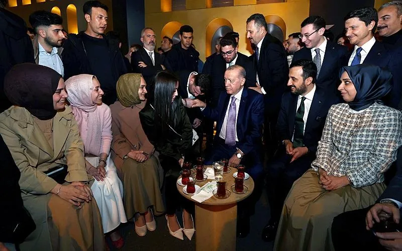 Başkan Erdoğan, AK Parti İstanbul İl Başkanlığı'nda gençlerle bir araya geldi (AA)