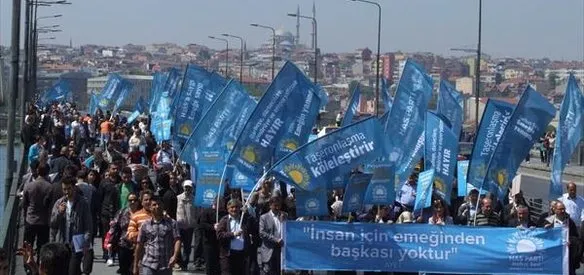 Numan Kurtulmuş'un genel başkanlığını yaptığı Halkın Sesi Partisi (HAS Parti), olağanüstü kongrede feshedildi.