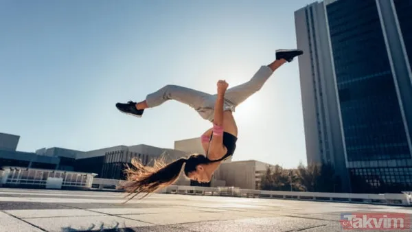 Hayat Devam Ediyor Şimdi 42 Yaşında Olan Cobb, Maalesef Bu Hastalığın Getirdiği Risklerle Yaşamaya Devam Ediyor. Erken Başlangıçlı Makula Dejenerasyonu...