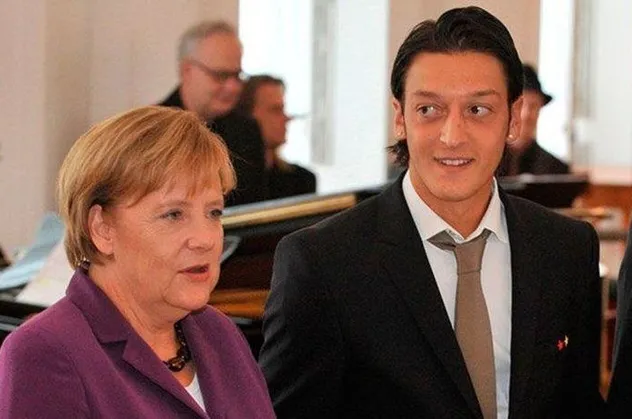 Merkel'den Mesut Özil açıklaması