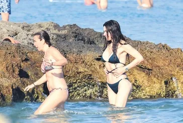 Çeşme güzeli Defne Samyeli, siyah bikinisiyle düşman çatlattı