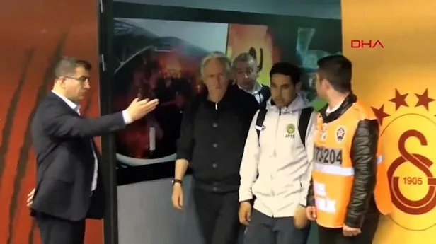 fenerbahce-teknik-direktoru-jorge-jesusa-ceza-yolda-tecrubeli-teknik-adamdan-soke-eden-hareket-1685904522956.jpeg Fenerbahçe teknik direktörü Jorge Jesus'a ceza yolda! Tecrübeli teknik adamdan şoke eden hareket-3