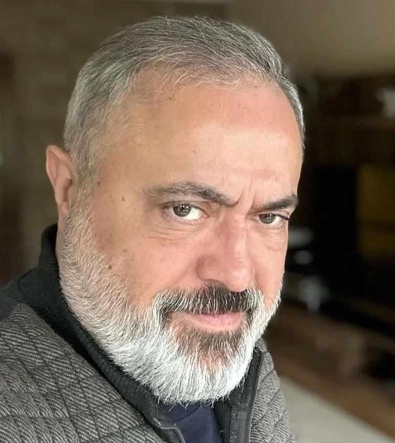 benzerligiyle-dikkat-ceken-2-kardes-ayni-dizide-inci-taneleri-dilberin-pavyon-sahibi-meger-o-oyuncunun-1715098761448.jpg Benzerliğiyle olay olan 2 kardeş aynı dizide! İnci Taneleri Dilber'in pavyon sahibiydi!-4