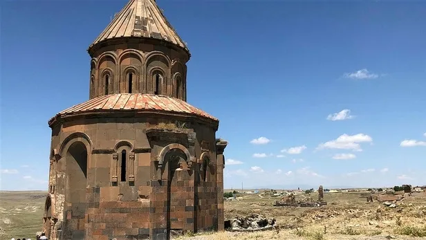 Kars'ta tarihe büyük saygısızlık: Ani'de tarihi yapıtların duvarları aşk ilan alanı oldu-5
