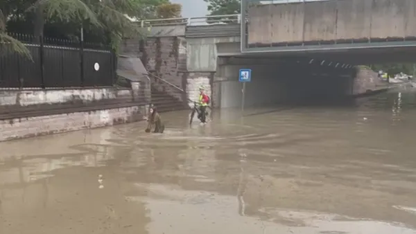 ankarada-saganak-yagis-etkili-olmaya-oldu-caddeleri-ve-evleri-su-basti-mansur-yavas-nerede-1654711654352.jpg Ankara’da sağanak yağış etkili olmaya oldu! Caddeleri ve evleri su bastı! Mansur Yavaş nerede?-3