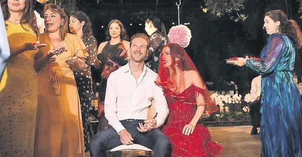 Ünlü şarkıcı Karsu’dan görkemli kına gecesi! Hollandalı sevgilisi Mike Schrama ile yakında nikah masasına oturuyor! İşte kınadan görüntüler...