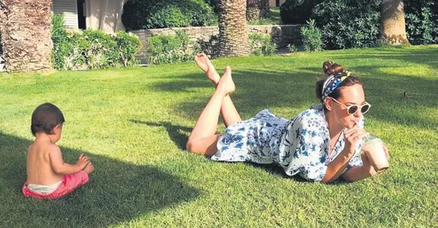 Seda Bakan minik kızı Leyla ile bahçe keyfi yaptı