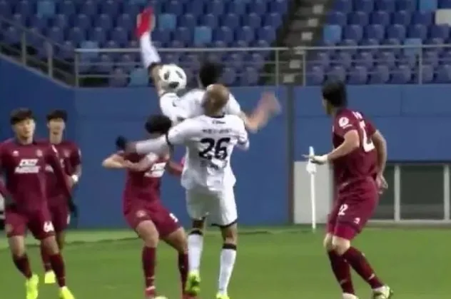 Yeşil sahada korkutan olay! Güney Koreli futbolcunun boynu kırıldı...
