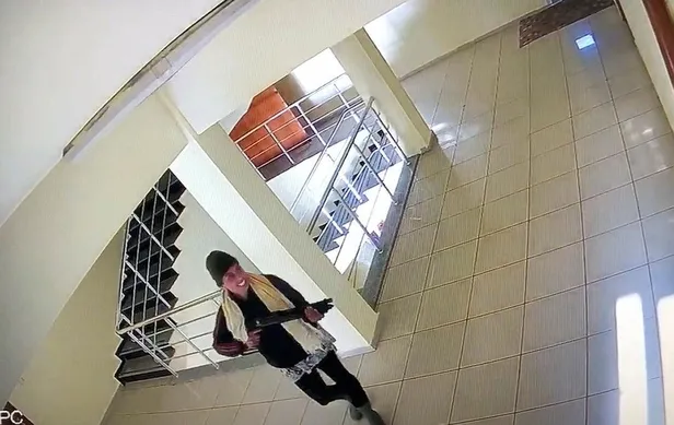 Antalya'da barakası zabıta ekiplerince yıkılan kadın pompalı tüfekle dehşet saçtı: 2 yaralı-3