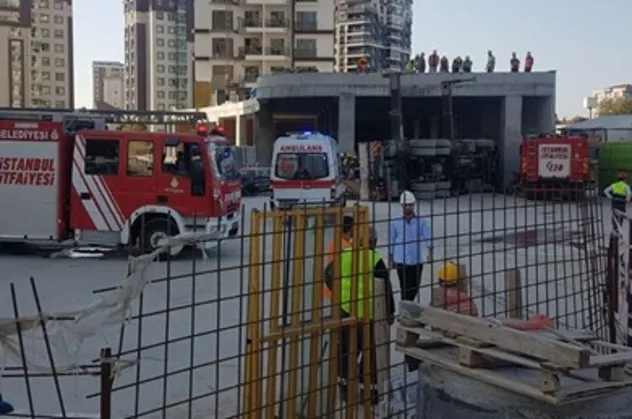 Son dakika: Bağcılar'da vinç kamyonu devrildi!