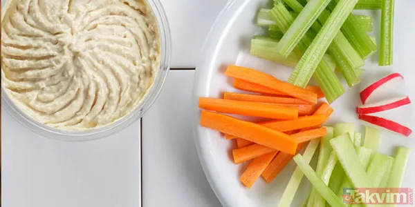 Humus Ve Sebze Çubukları Humusun Temel Besini Nohuttan Oluşuyor. Bu Lezzet, B6 Vitamini Ve Serotonin Sentezi Açısından Oldukça Zengindir. Gece Geç Saatte...
