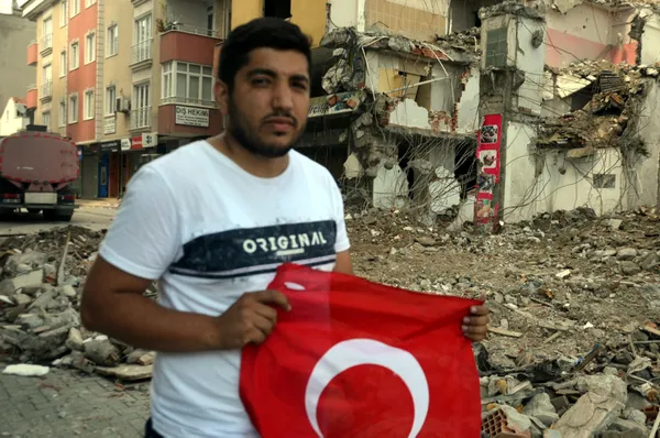 bina-yikiminda-turk-bayragi-hassasiyeti-gorunce-durdu-1626418741973.jpg Bina yıkımında Türk bayrağı hassasiyeti! Görünce durdu-7