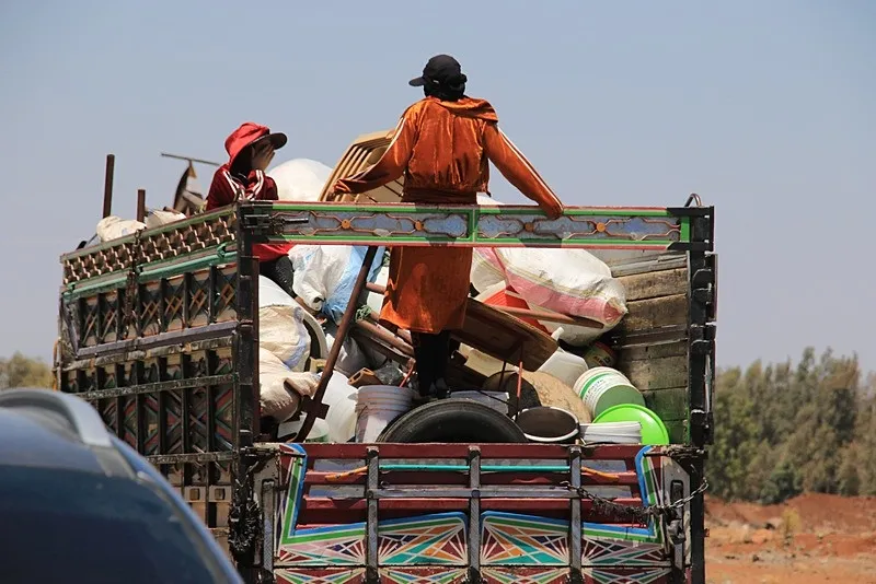 Suriye'nin Süveyda ilinde yerel silahlı gruplar, çok sayıda Bedevi Arap aileyi silah zoruyla yerlerinden çıkarmaya başlarken, pek çok aile de endişeyle evlerinden ayrılıyor. Süveyda'da AA'nın görüntülediği Bedevi Araplar, yanlarına alabildikleri eşyalarla bölgede ayrılarak ülkenin güneyindeki Dera kentine doğru yola çıktı.