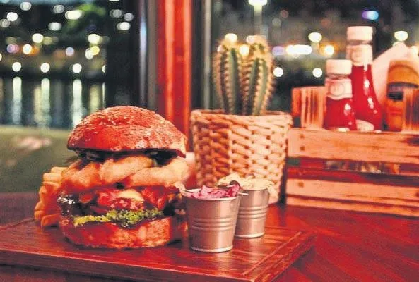 Marketler tamam restoranlar sırada