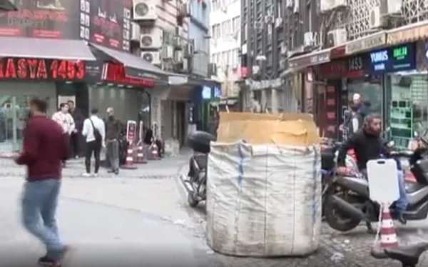 eminonunde-kursunlar-konustu-yanlis-kisiyi-vurdu-1648817677225.jpeg Eminönü'nde kurşunlar konuştu! Yanlış kişiyi vurdu-4