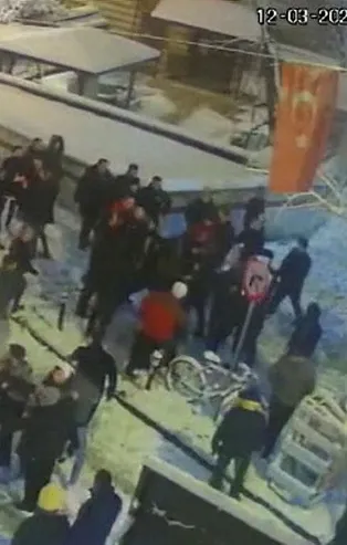 Beyoğlu'nda 6 kişinin yaralandığı silahlı kartopu kavgasının detayları ortaya çıktı! İçlerinde taş mı vardı?