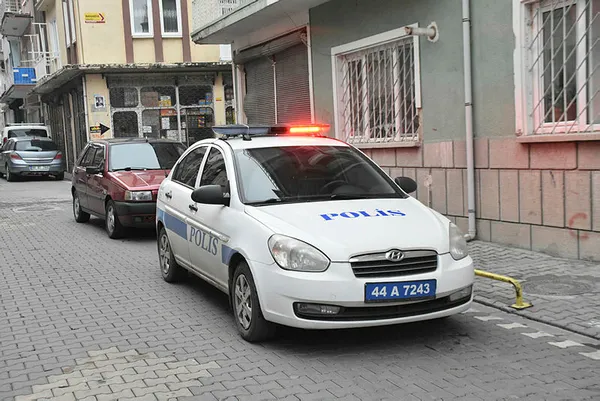 annesini-rehin-alan-genci-polis-ikna-etti-oldur-beni-oldurmezsen-ben-senin-canini-alacagim-oldur-oglum-beni-1607785799407.jpg Annesini bıçakla rehin alan genci polis ikna etti: Öldür beni, öldürmezsen ben senin canını alacağım, öldür oğlum beni-3