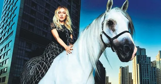 Popçu Hadise yeni single'ı 'Küçük Bir Yol'un tanıtımında giydiği elbisesiyle olay yarattı