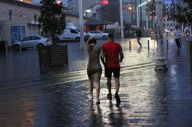Son dakika: İstanbullular güne yağmurla uyandı