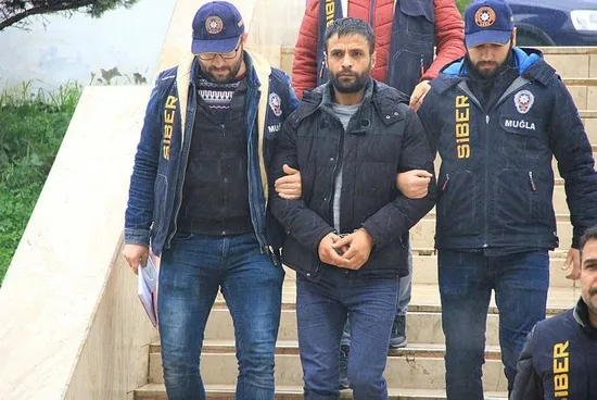 ATM’ye yerleştirdiği düzeneği çıkarırken suçüstü yakalandı-2