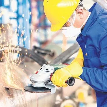 İşçi sahaya iniyor