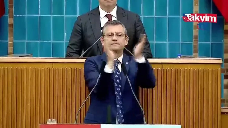 Özgür Özel dalga konusu oldu! Konuşmayı bıraktı kendini alkışlamaya başladı! İşte o görüntüler