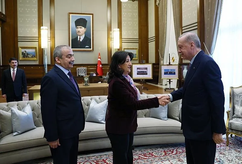 Başkan Recep Tayyip Erdoğan, Cumhurbaşkanlığı Külliyesi'nde DEM Parti Van Milletvekili Pervin Buldan ve İstanbul Milletvekili Sırrı Süreyya Önder'i kabul etti. (AA/10 Nisan 2025)