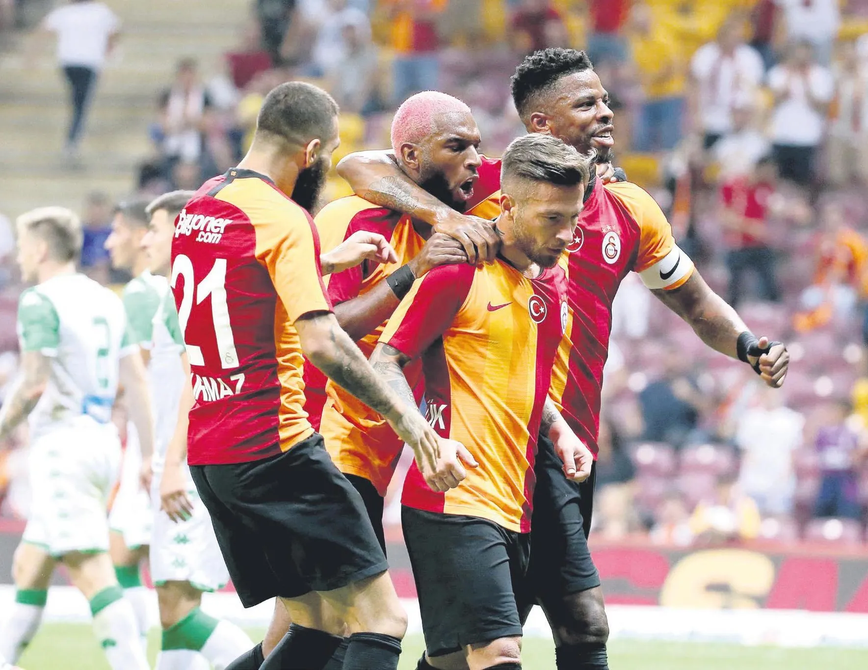 Aslan evinde kükredi!