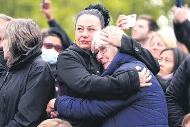 son-veda-1663625826774.jpeg İngiltere Kraliçesi Elizabeth görkemli törenle son yolculuğuna uğurlandı-3