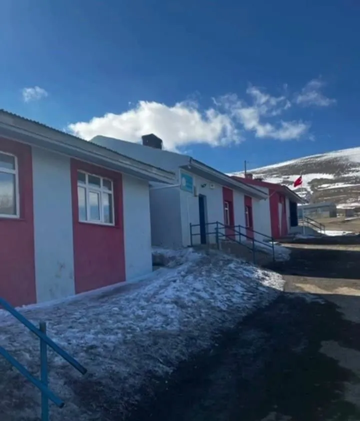 chp-kars-milletvekili-inan-akgun-alpin-curuk-okul-provokasyonu-elinde-patladi-kendi-memleketinden-bihaber-1717090323836.jpeg CHP Kars Milletvekili İnan Akgün Alp'in 'çürük okul' provokasyonu elinde patladı: Kendi memleketinden bihaber!-4