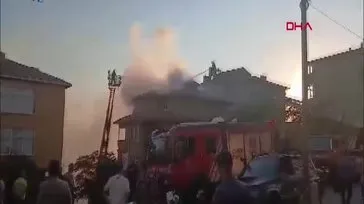 Üsküdar'da korkutan çatı yangını!
