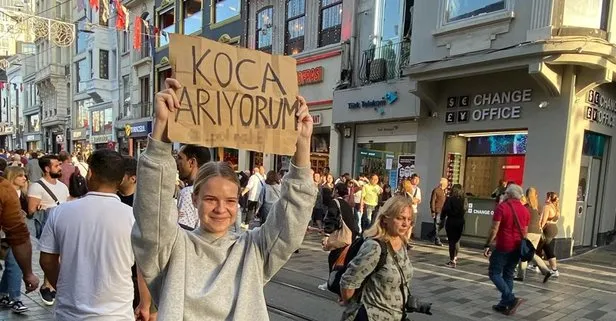 Belaruslu turist Taksim’de Koca arıyorum yazılı pankart açtı