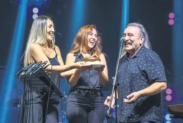 Usta Sanatçı Ümit Besen sahnede gözyaşlarına hakim olamadı! Bakın sebebi neymiş...