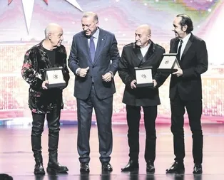 Sosyal medya trolleri sınırını aştı! Mazhar Alanson’u ve başörtülü müdireyi linç etmeye kalktılar...