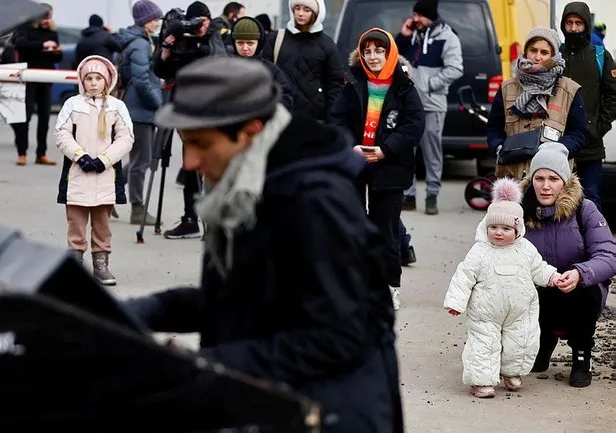 gezi-olaylari-sirasinda-taksimde-piyano-calan-davide-martello-ukrayna-sinirinda-ortaya-cikti-1646406674813.jpeg Gezi olayları sırasında Taksim'de piyano çalan Davide Martello Ukrayna sınırında ortaya çıktı!-2